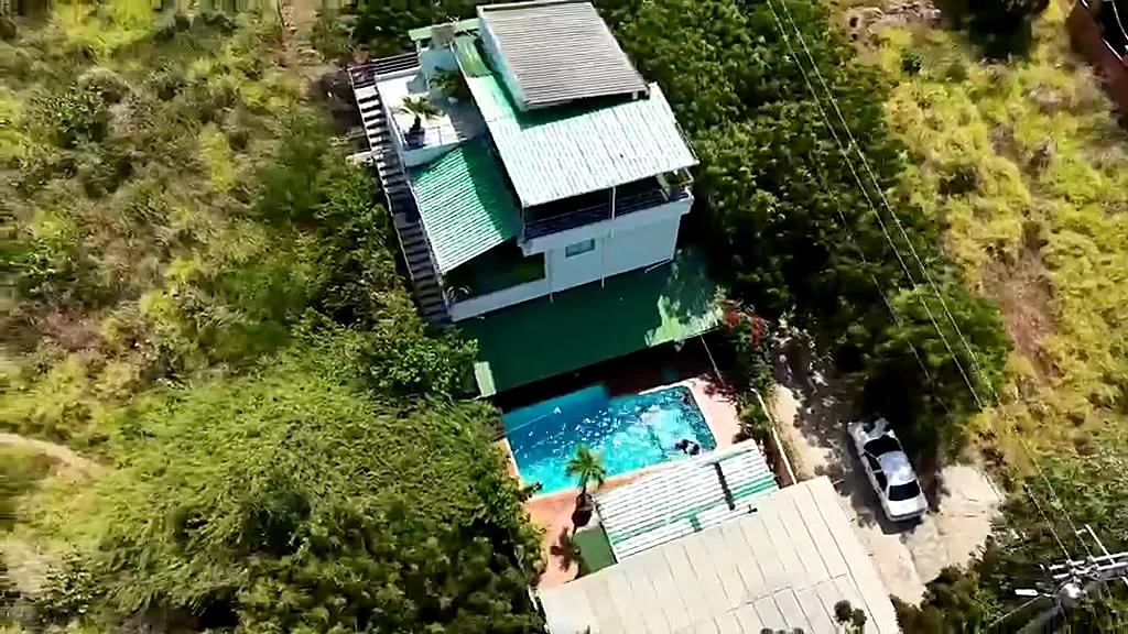 Mauka Oasis visto desde el aire, rodeado de vegetación