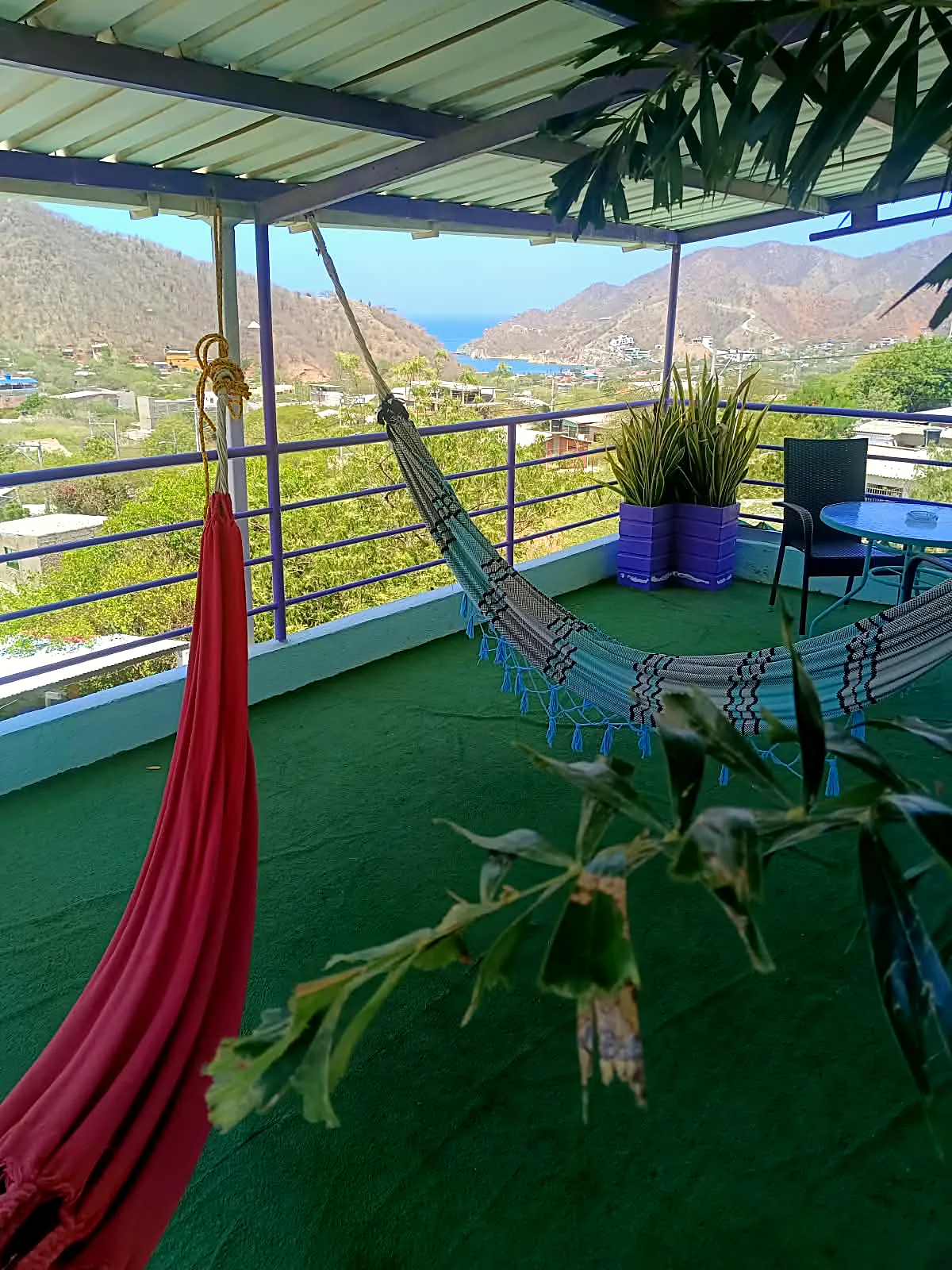 Zona de hamacas en la terraza de Mauka Oasis